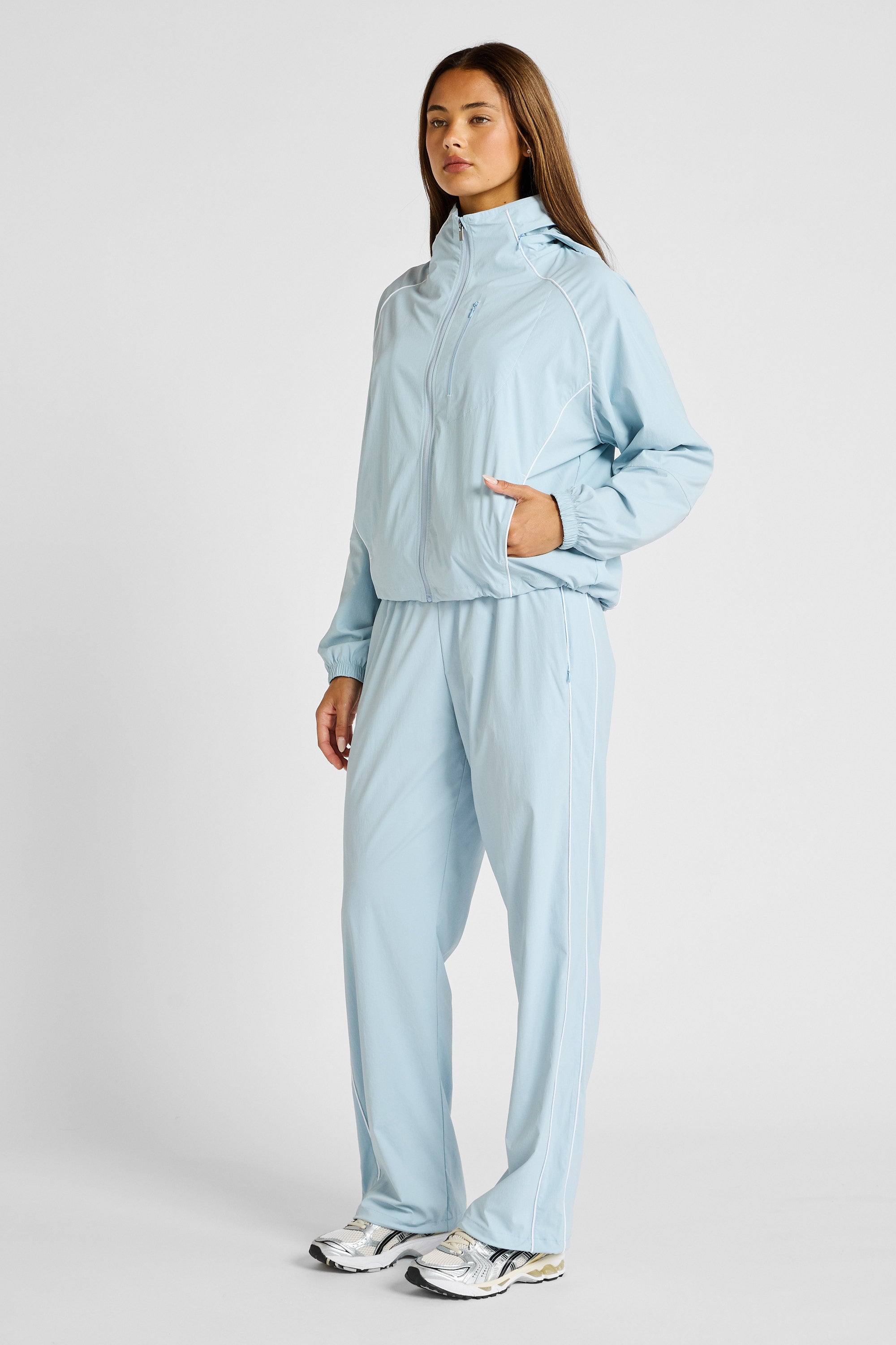 Spray Contrast Piping Windbreaker - Sky Blue and White