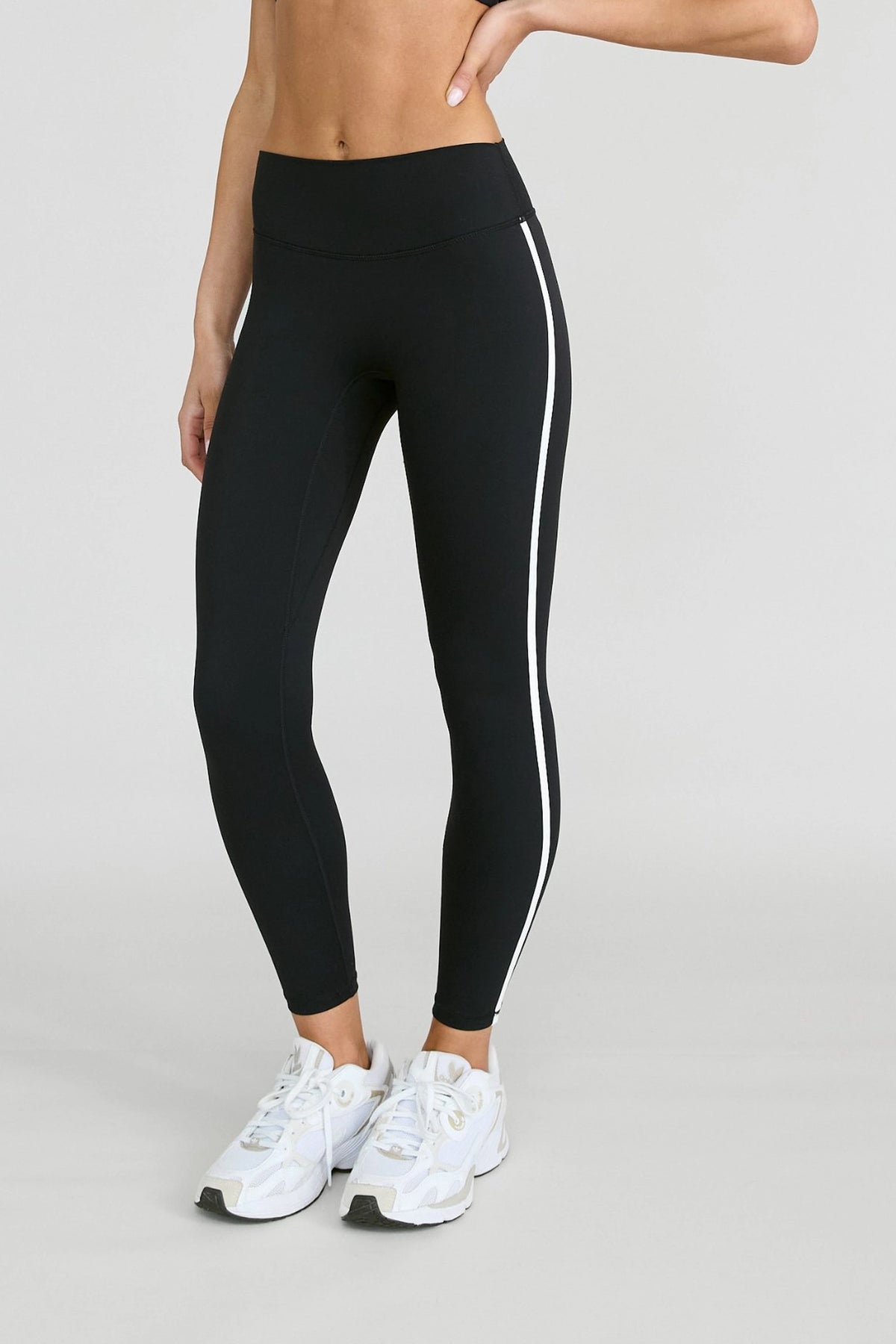 ALLFENIX CloudCore™ Contrast Stripe Mid-Rise 7/8 Legging - Onyx