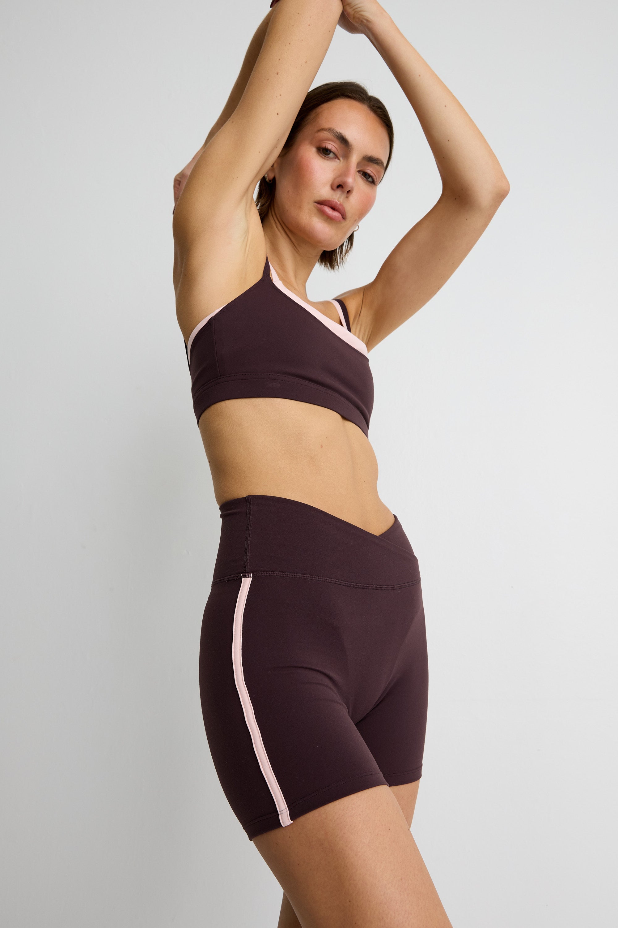 ALLFENIX CloudCore Contrast 5" V-Waist Bike Short in Double Espresso/Rose Quartz — full length view